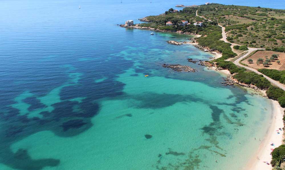 Spiaggia con mare turchese sulla Riviera del Corallo ad Alghero