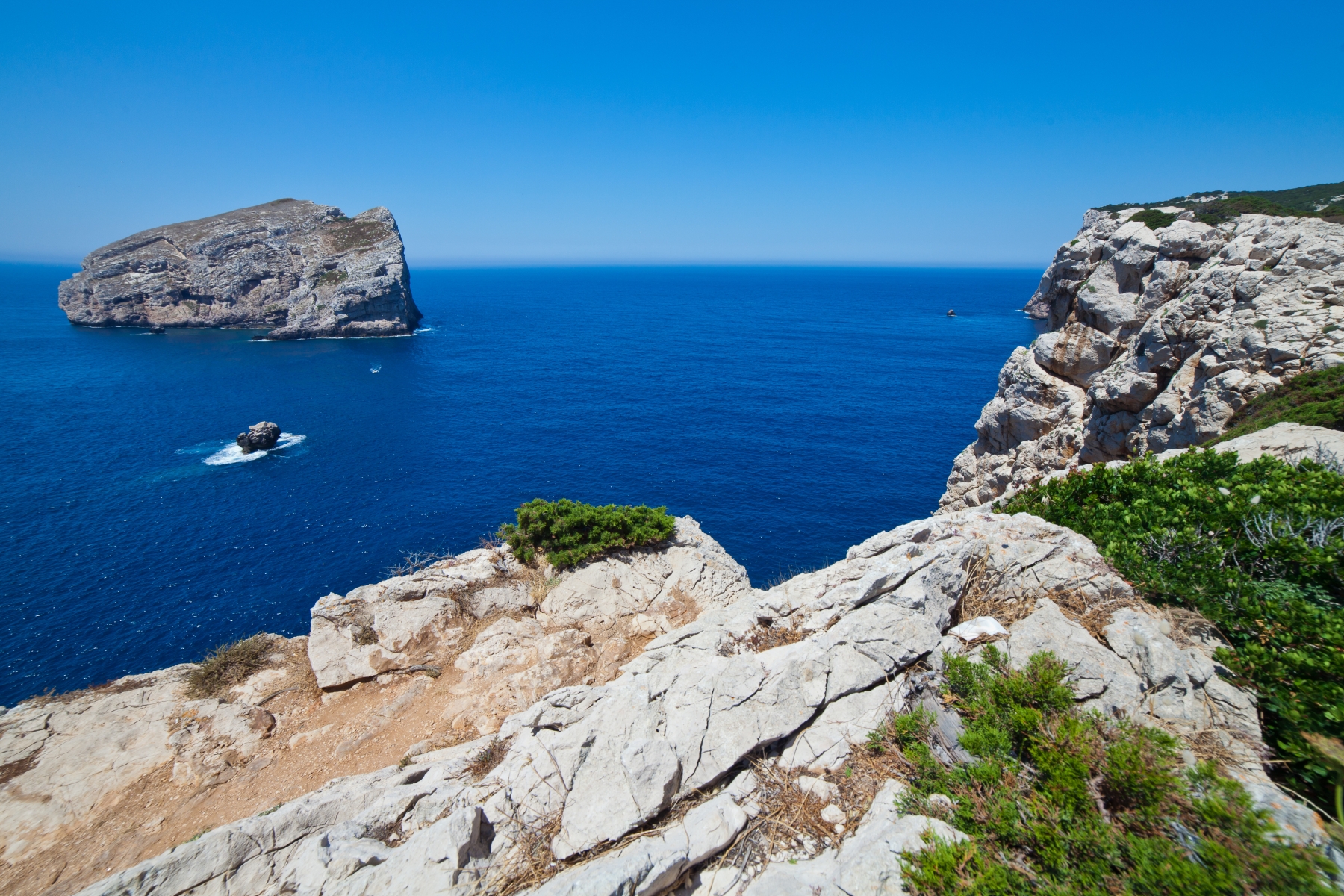 Falesie di Capo Caccia con l'Isola Foradada e il mare blu