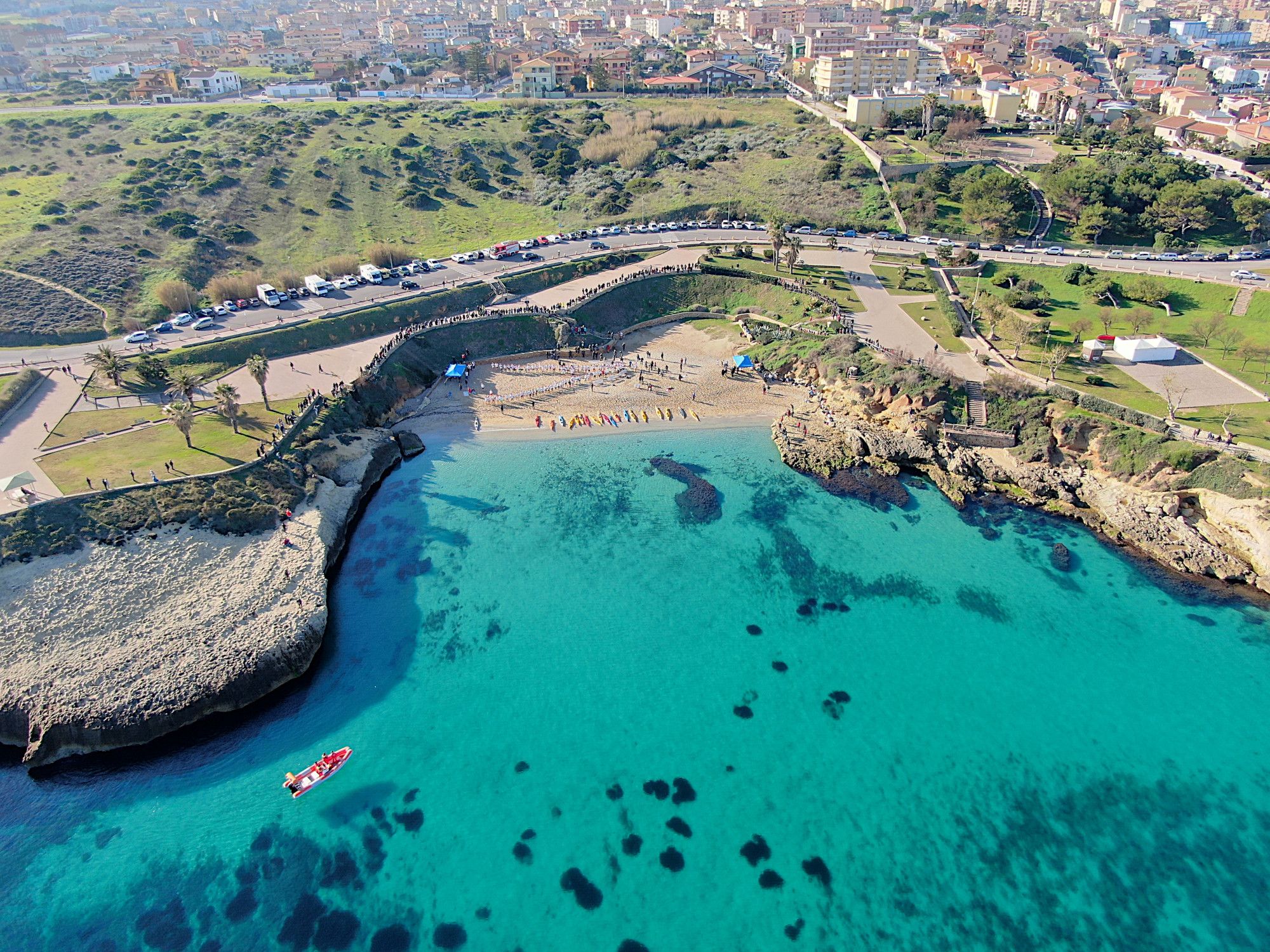 Veduta aerea della spiaggia di Balai a Porto Torres con acqua turchese